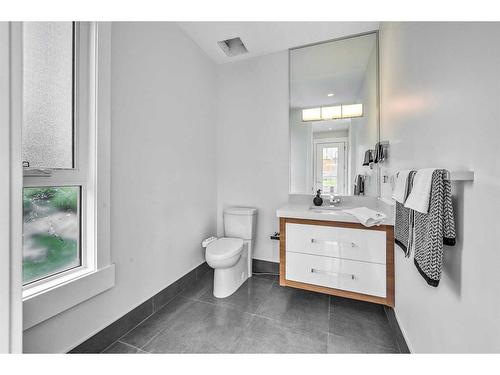 509 31 Avenue Ne, Calgary, AB - Indoor Photo Showing Bathroom