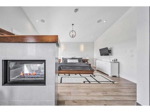 509 31 Avenue Ne, Calgary, AB - Indoor Photo Showing Living Room With Fireplace