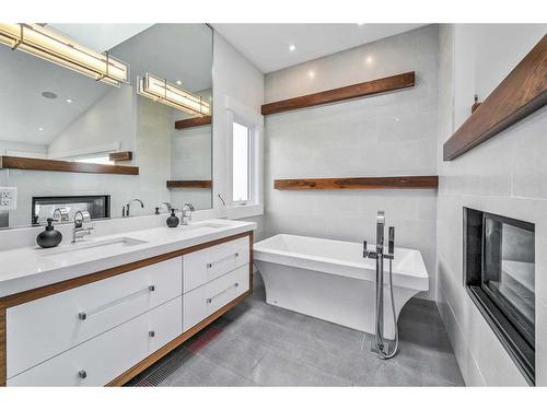 509 31 Avenue Ne, Calgary, AB - Indoor Photo Showing Bathroom