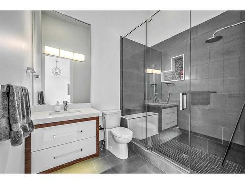 509 31 Avenue Ne, Calgary, AB - Indoor Photo Showing Bathroom