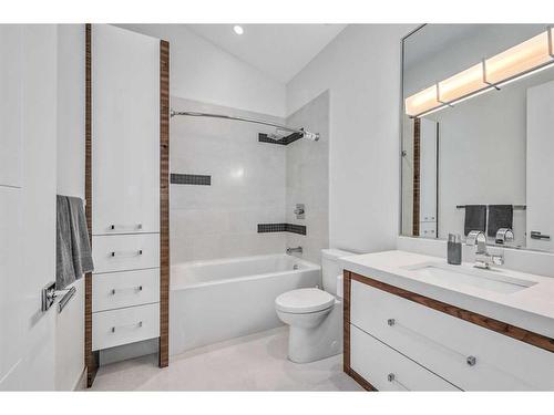 509 31 Avenue Ne, Calgary, AB - Indoor Photo Showing Bathroom