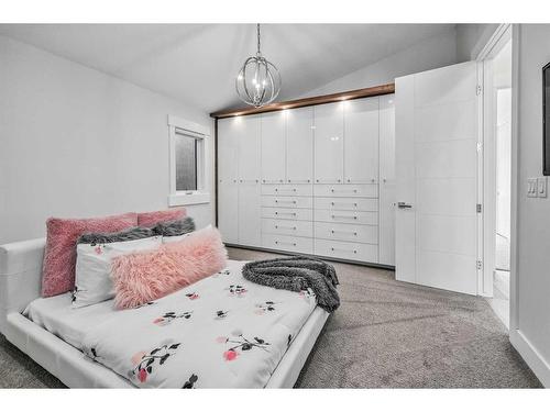 509 31 Avenue Ne, Calgary, AB - Indoor Photo Showing Bedroom