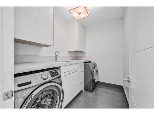 509 31 Avenue Ne, Calgary, AB - Indoor Photo Showing Laundry Room