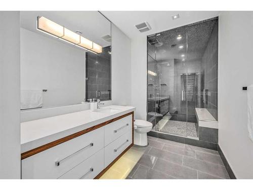 509 31 Avenue Ne, Calgary, AB - Indoor Photo Showing Bathroom