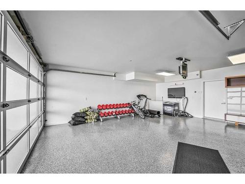 509 31 Avenue Ne, Calgary, AB - Indoor Photo Showing Garage