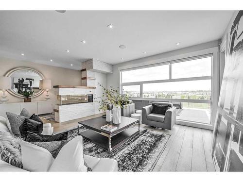 509 31 Avenue Ne, Calgary, AB - Indoor Photo Showing Living Room With Fireplace