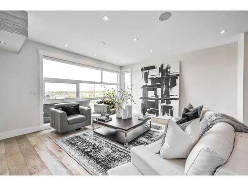 509 31 Avenue Ne, Calgary, AB - Indoor Photo Showing Living Room