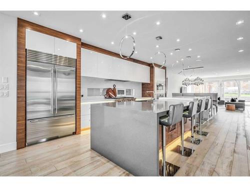 509 31 Avenue Ne, Calgary, AB - Indoor Photo Showing Kitchen With Upgraded Kitchen