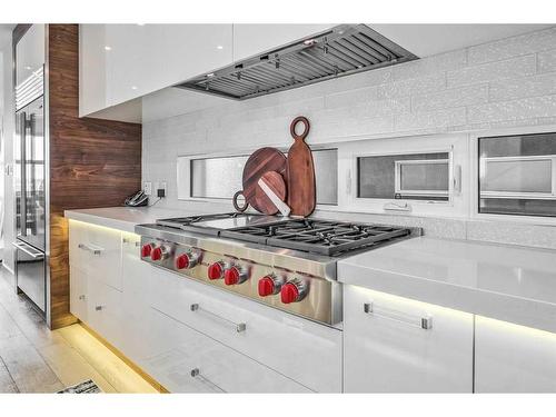 509 31 Avenue Ne, Calgary, AB - Indoor Photo Showing Kitchen