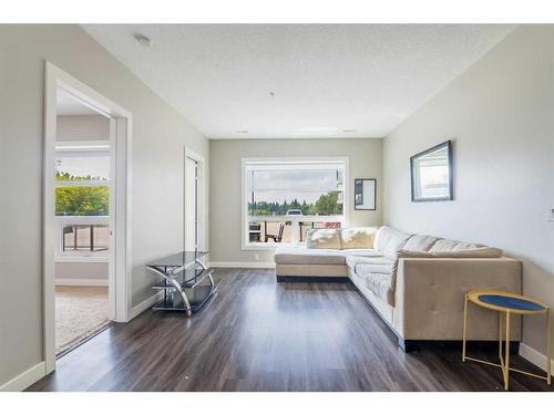 108-5110 36 Street, Red Deer, AB - Indoor Photo Showing Living Room