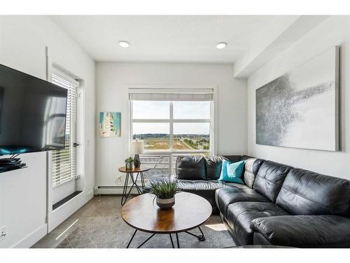 413-19621 40 Street Se, Calgary, AB - Indoor Photo Showing Living Room