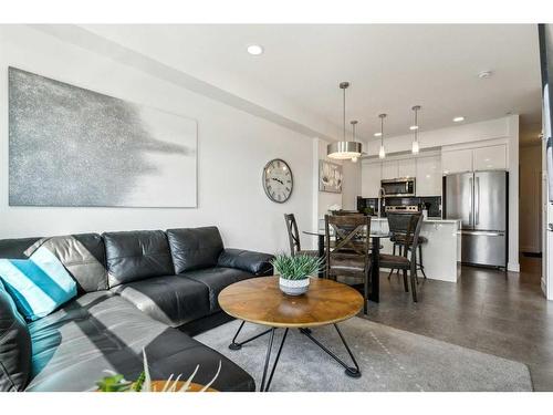 413-19621 40 Street Se, Calgary, AB - Indoor Photo Showing Living Room