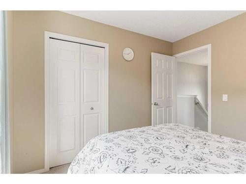 88 Evansford Circle Nw, Calgary, AB - Indoor Photo Showing Bedroom