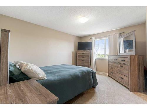 88 Evansford Circle Nw, Calgary, AB - Indoor Photo Showing Bedroom