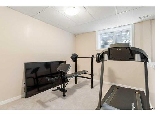 88 Evansford Circle Nw, Calgary, AB - Indoor Photo Showing Gym Room