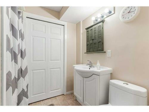 88 Evansford Circle Nw, Calgary, AB - Indoor Photo Showing Bathroom