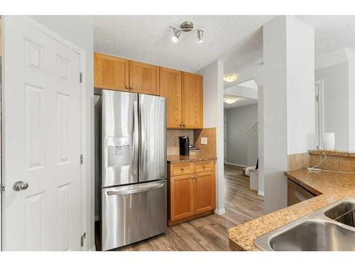 88 Evansford Circle Nw, Calgary, AB - Indoor Photo Showing Kitchen With Double Sink