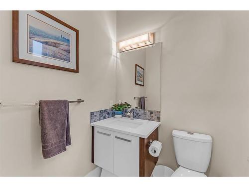 2642 25 Street Sw, Calgary, AB - Indoor Photo Showing Bathroom