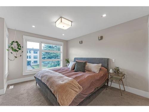 2642 25 Street Sw, Calgary, AB - Indoor Photo Showing Bedroom