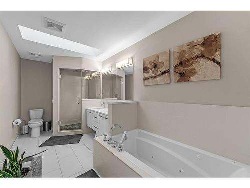 2642 25 Street Sw, Calgary, AB - Indoor Photo Showing Bathroom