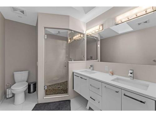 2642 25 Street Sw, Calgary, AB - Indoor Photo Showing Bathroom