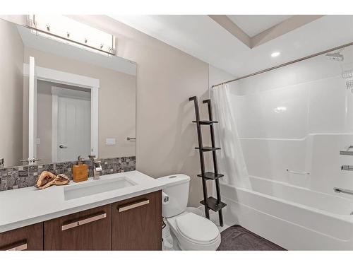 2642 25 Street Sw, Calgary, AB - Indoor Photo Showing Bathroom