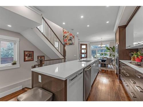 2642 25 Street Sw, Calgary, AB - Indoor Photo Showing Kitchen