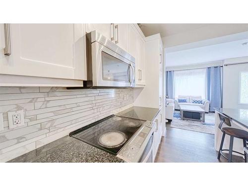 806 Evansridge Common Nw, Calgary, AB - Indoor Photo Showing Kitchen With Upgraded Kitchen