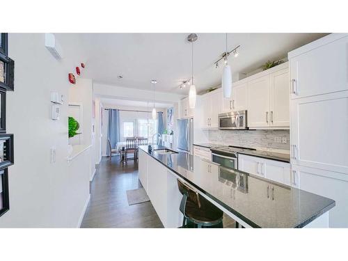 806 Evansridge Common Nw, Calgary, AB - Indoor Photo Showing Kitchen With Upgraded Kitchen