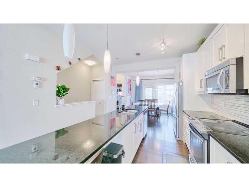 806 Evansridge Common Nw, Calgary, AB - Indoor Photo Showing Kitchen With Double Sink With Upgraded Kitchen