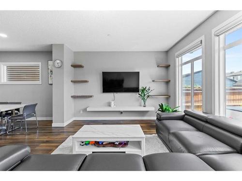 145 Howse Avenue Ne, Calgary, AB - Indoor Photo Showing Living Room