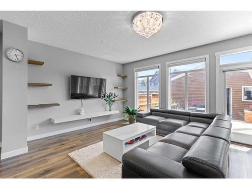 145 Howse Avenue Ne, Calgary, AB - Indoor Photo Showing Living Room