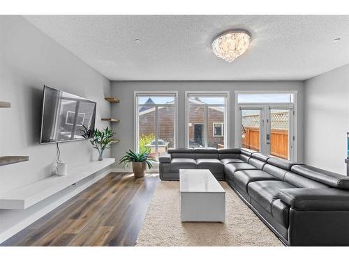 145 Howse Avenue Ne, Calgary, AB - Indoor Photo Showing Living Room