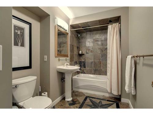 1316 34 Avenue Sw, Calgary, AB - Indoor Photo Showing Bathroom