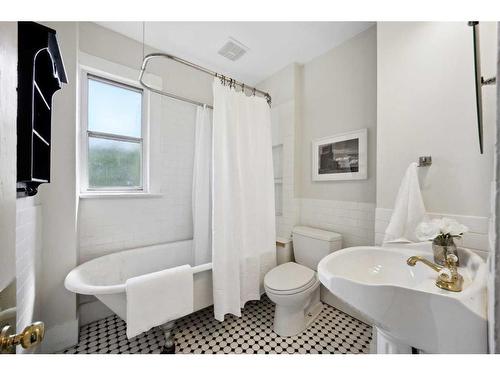 1623 13 Avenue Sw, Calgary, AB - Indoor Photo Showing Bathroom