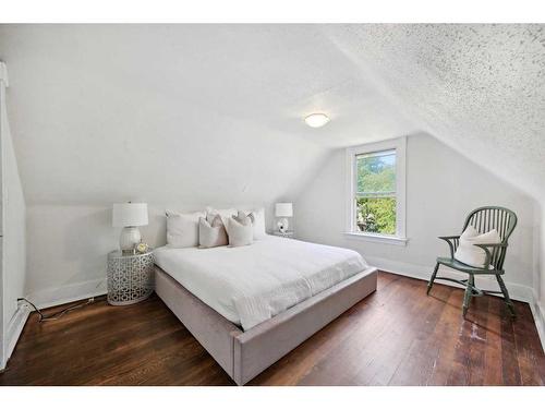 1623 13 Avenue Sw, Calgary, AB - Indoor Photo Showing Bedroom