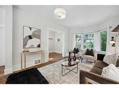 1623 13 Avenue Sw, Calgary, AB - Indoor Photo Showing Living Room