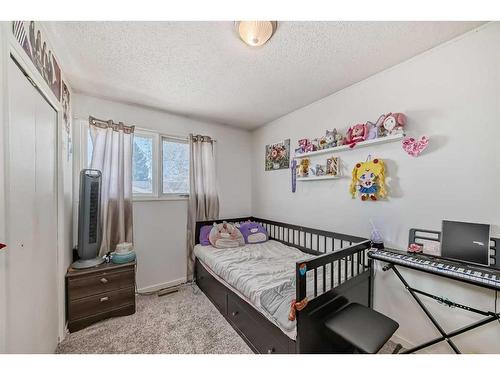 195 Pinecliff Way Ne, Calgary, AB - Indoor Photo Showing Bedroom