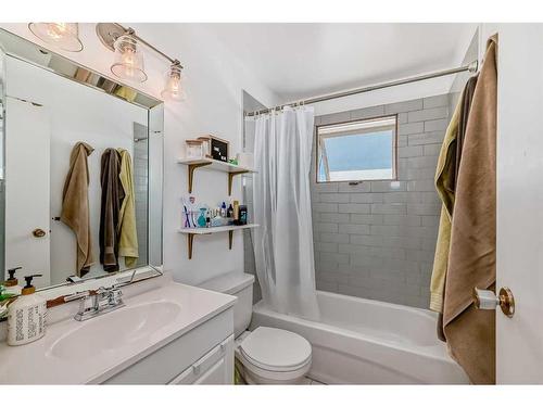 195 Pinecliff Way Ne, Calgary, AB - Indoor Photo Showing Bathroom