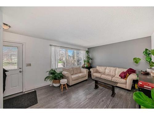 195 Pinecliff Way Ne, Calgary, AB - Indoor Photo Showing Living Room