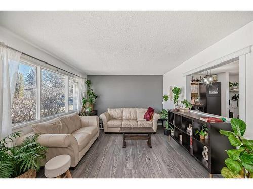 195 Pinecliff Way Ne, Calgary, AB - Indoor Photo Showing Living Room