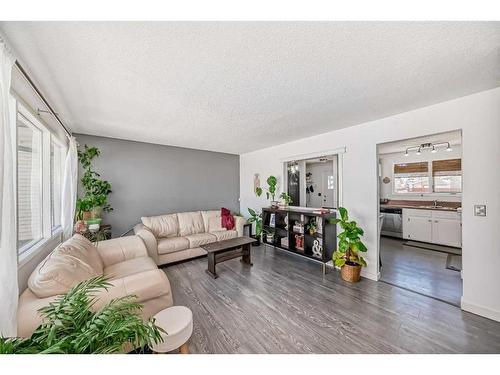 195 Pinecliff Way Ne, Calgary, AB - Indoor Photo Showing Living Room