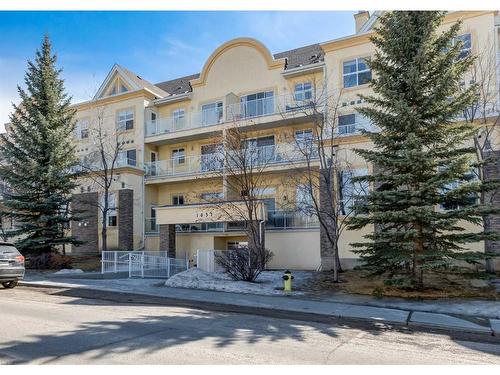 305-1631 28 Avenue Sw, Calgary, AB - Outdoor With Balcony With Facade