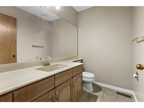 53 Shawnee Rise Sw, Calgary, AB - Indoor Photo Showing Bathroom