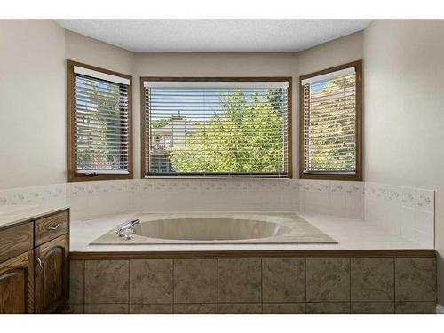 53 Shawnee Rise Sw, Calgary, AB - Indoor Photo Showing Bathroom