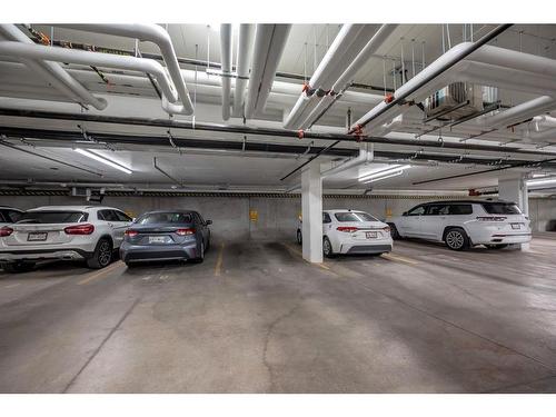 #305-1702 17 Avenue Sw, Calgary, AB - Indoor Photo Showing Garage