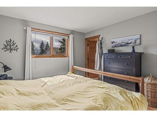 342 Hoodoo Crescent, Canmore, AB - Indoor Photo Showing Bedroom