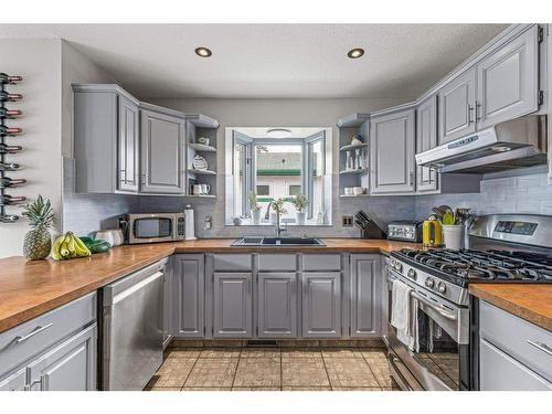 342 Hoodoo Crescent, Canmore, AB - Indoor Photo Showing Kitchen