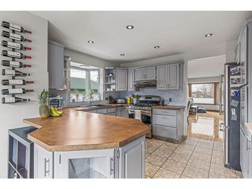 342 Hoodoo Crescent, Canmore, AB - Indoor Photo Showing Kitchen