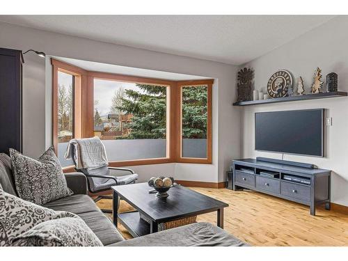 342 Hoodoo Crescent, Canmore, AB - Indoor Photo Showing Living Room